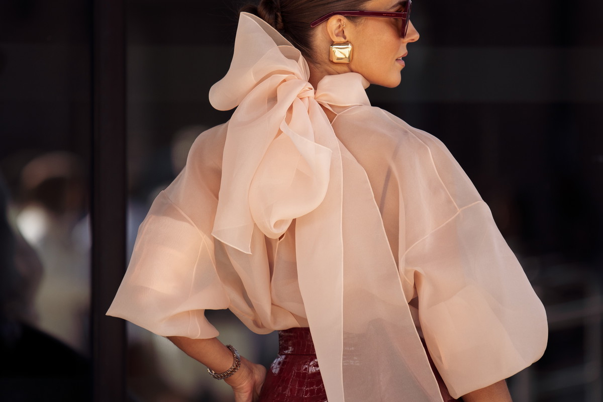 “Papillon blouse” z H&M – świąteczny trend minimalistek 2025