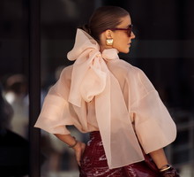 “Papillon blouse” z H&M – świąteczny trend minimalistek 2025