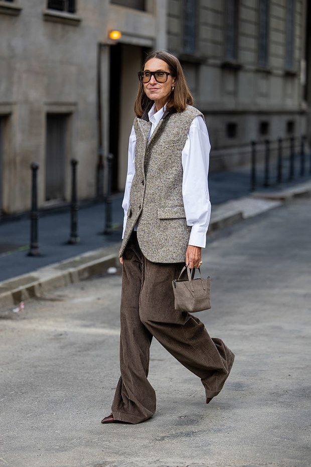 „Corduroy trousers” – najmodniejsze spodnie zimy 2025