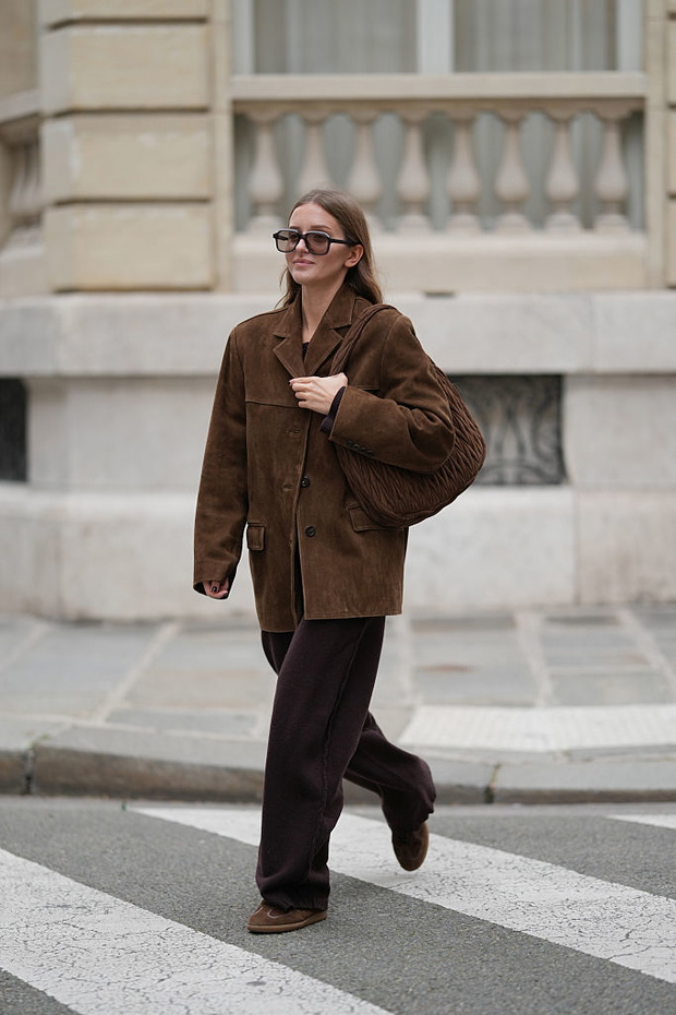 „Corduroy trousers” – najmodniejsze spodnie zimy 2025