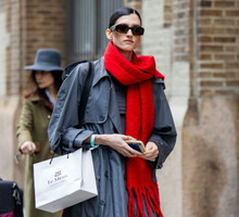 Szalik "flamme royal" z puszystą wełną alpaki i szary sweter z grubej dzianiny to ulubiony duet skandynawskich it-girls