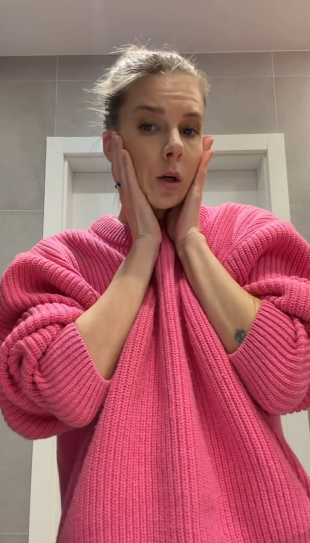 Marta Wierzbicka lansuje sweter w odcieniu „rose-tinted blush”