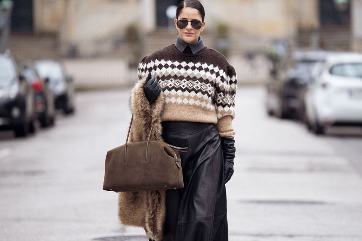 Ten piernikowy sweter z wełną i alpaką to hit wielbicielek „power dressing”