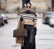 Ten piernikowy sweter z wełną i alpaką to hit wielbicielek „power dressing”