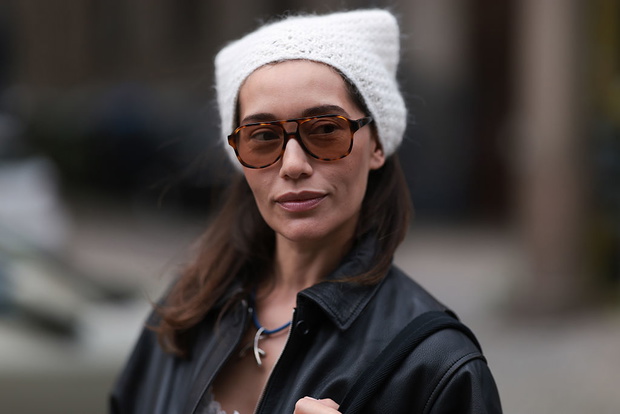 Czapki zimowe 2025 – trendy w stylu scandi-girls