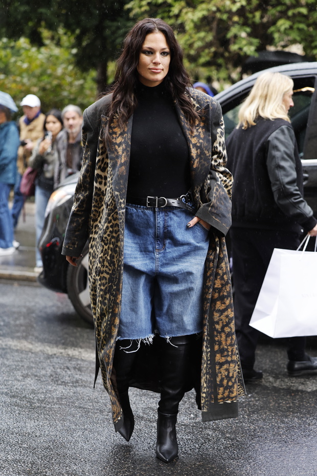 Street Style - Paris Fashion Week - Womenswear Spring Summer 2026 - Day Five