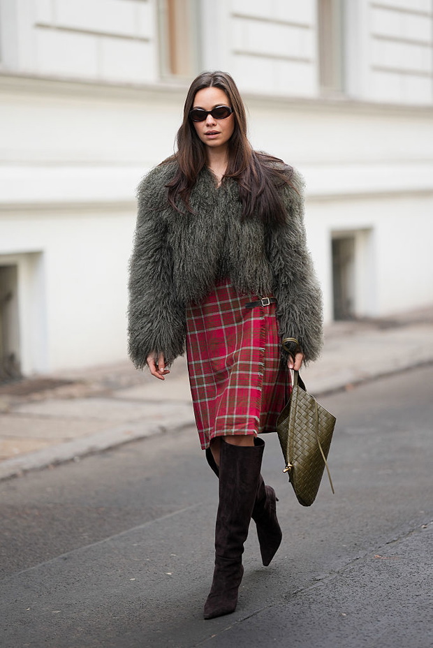 Szkocka krata zimą 2025. Jak nosić ją w stylu British Chic