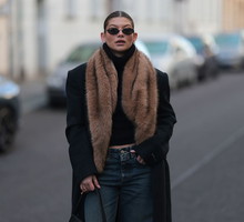 Dwurzędowy melanżowy płaszcz z futrzaną etolą i domieszką wełny znalazłam w H&M