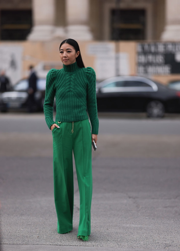 Kolorowy total look – nowa mała czarna 2026