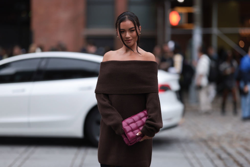 Swetry „off shoulder” znowu podbiją wiosenne trendy