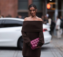 Swetry „off shoulder” znowu podbiją wiosenne trendy