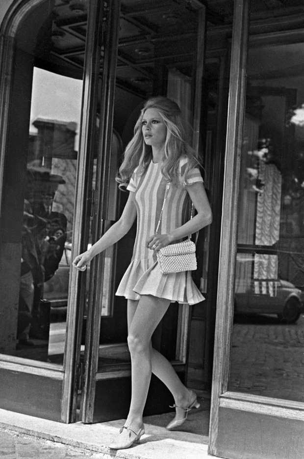 1965 Roma. Brigitte Bardot at the exit of Hotel Forum