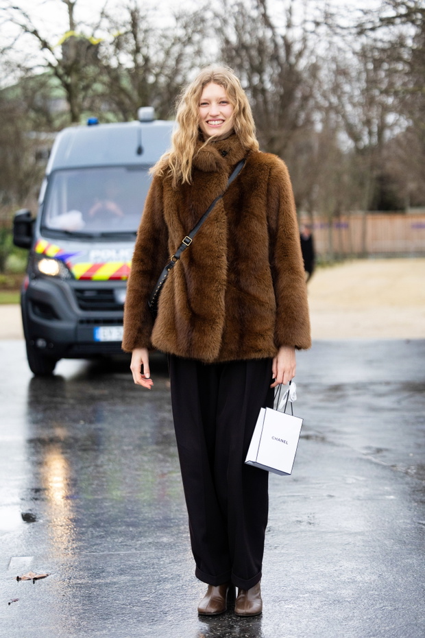 Street Style - Paris Fashion Week - Haute Couture Spring-Summer 2025 - Day Two