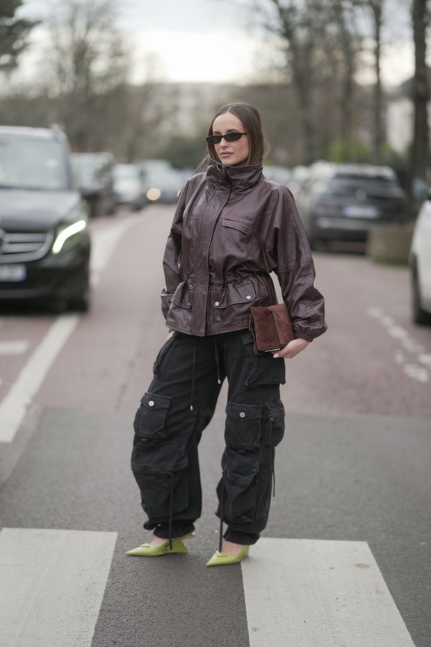 Leather cargo pants – nowy power look sezonu