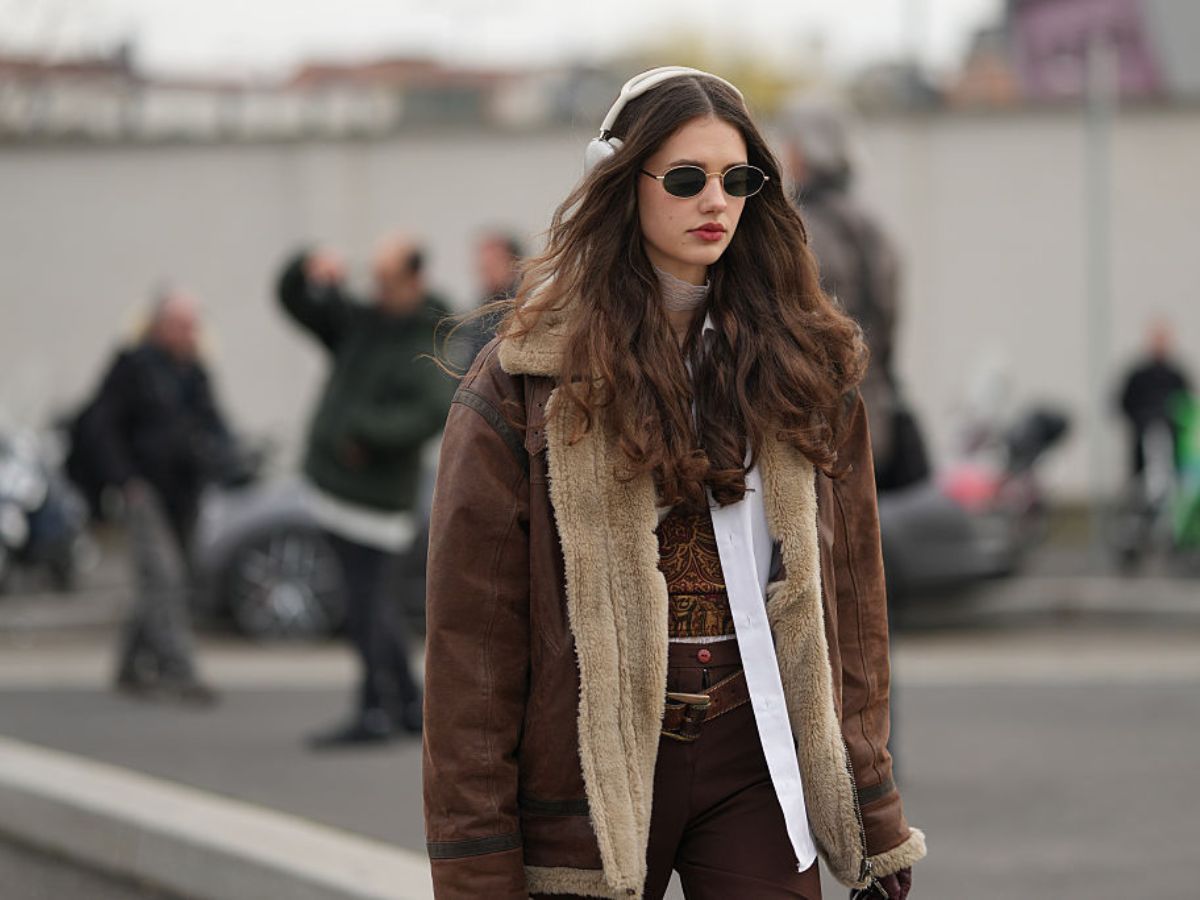 Już nie „espresso jacket”. Wiosną 2026 to dwustronna kurtka vintage sherpa będzie hitem.