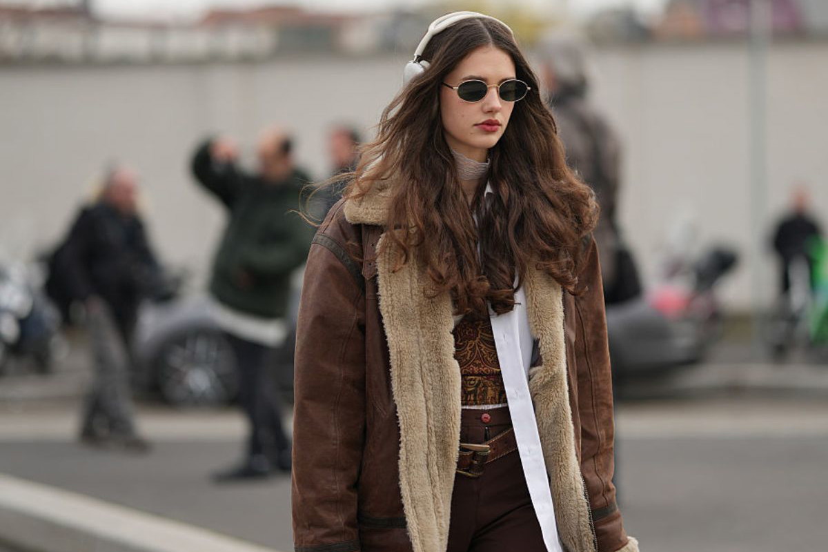 Już nie „espresso jacket”. Wiosną 2026 to dwustronna kurtka vintage sherpa będzie hitem.