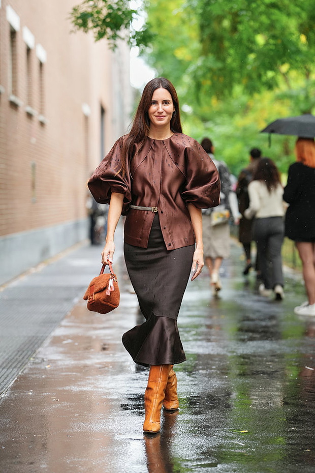 Crinkle Satin Blouse wraca. Archiwalny szyk w nowej wersji