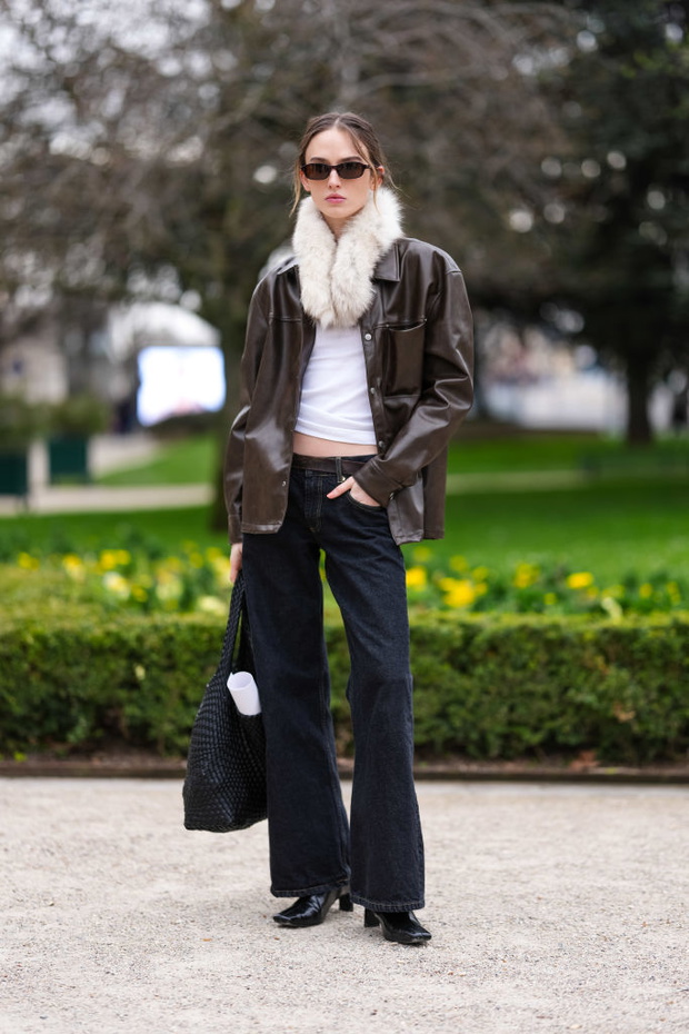 Flared jeans – najmodniejsze jeansy sezonu