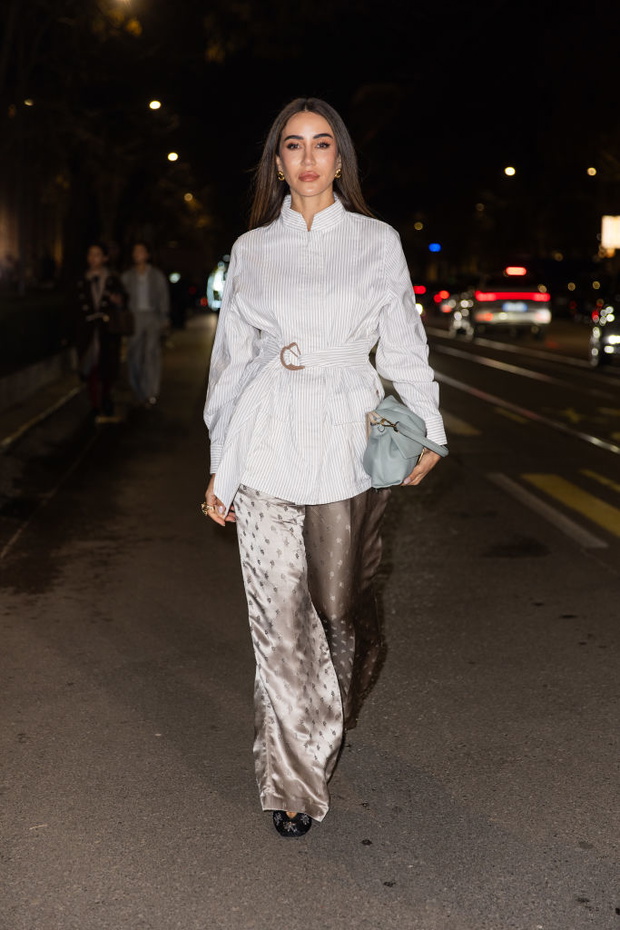 Crinkle Satin Blouse wraca. Archiwalny szyk w nowej wersji