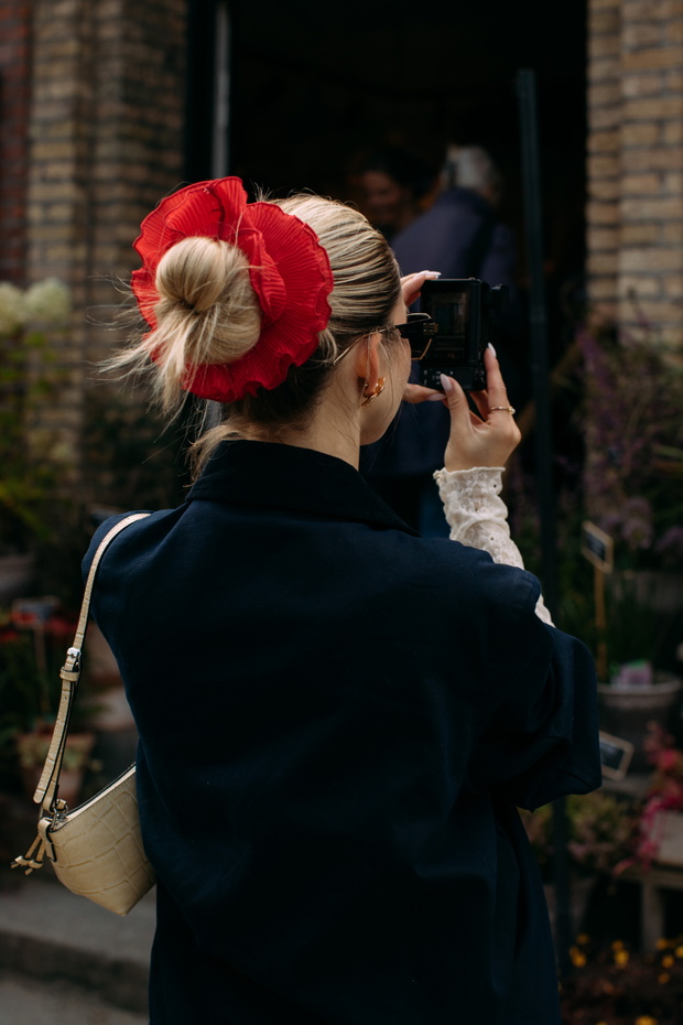 Modne fryzury na jesień-zima 2025: Messy Bun