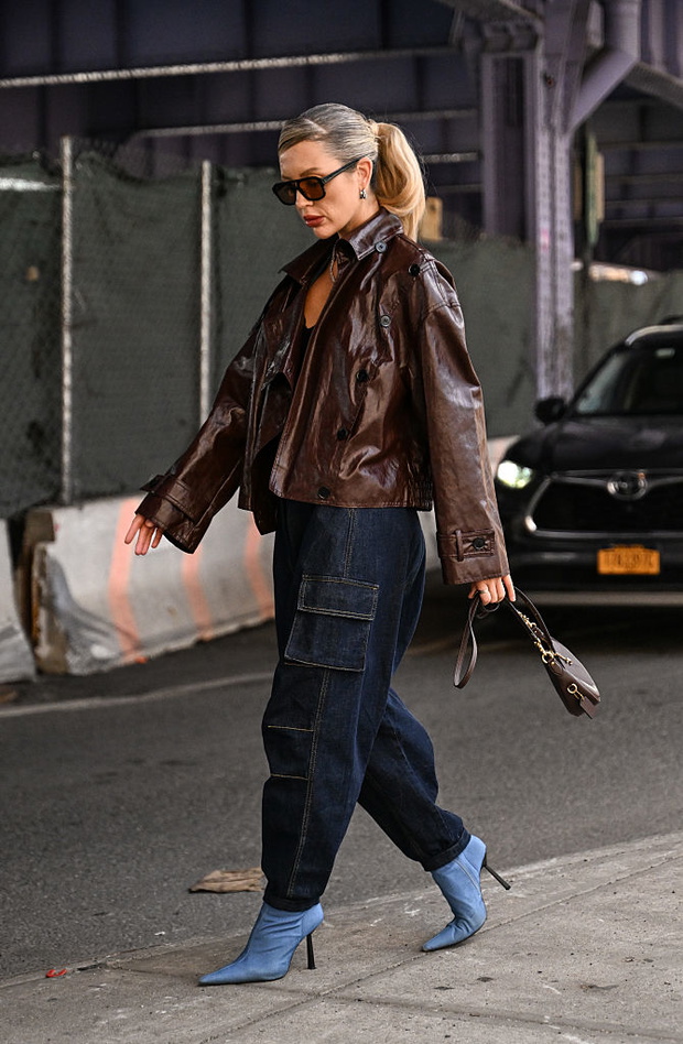 Leather cargo pants – nowy power look sezonu