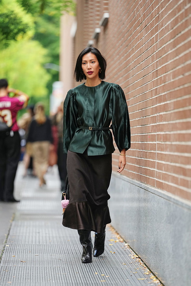 Crinkle Satin Blouse wraca. Archiwalny szyk w nowej wersji