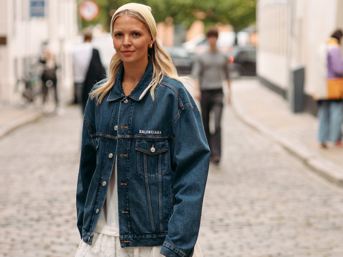 "COS women" typują najmodniejsze jeansy 2026 roku. Mają kolor "dark wash"