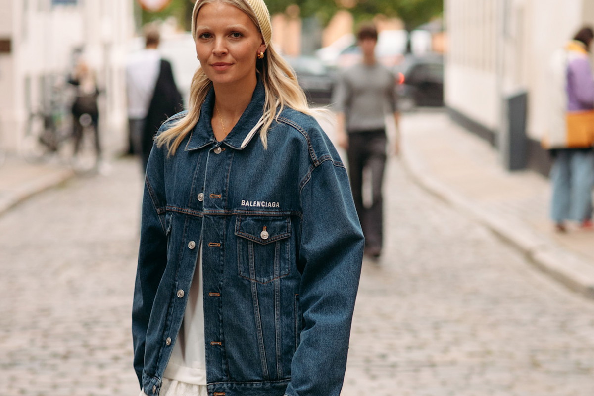 "COS women" typują najmodniejsze jeansy 2026 roku. Mają kolor "dark wash"