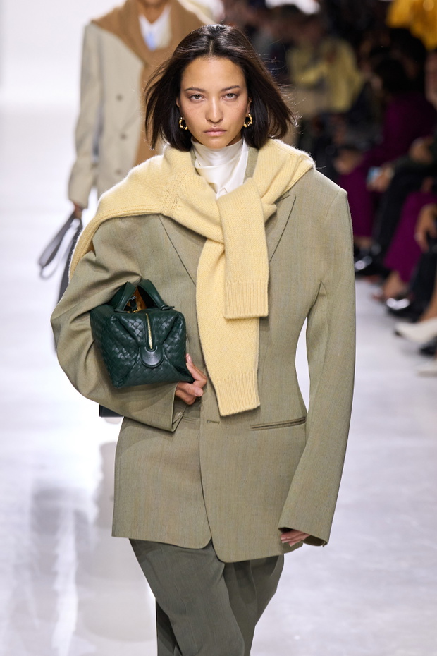 Sweter wiązany na ramionach Bottega Veneta Wiosna-Lato 2026