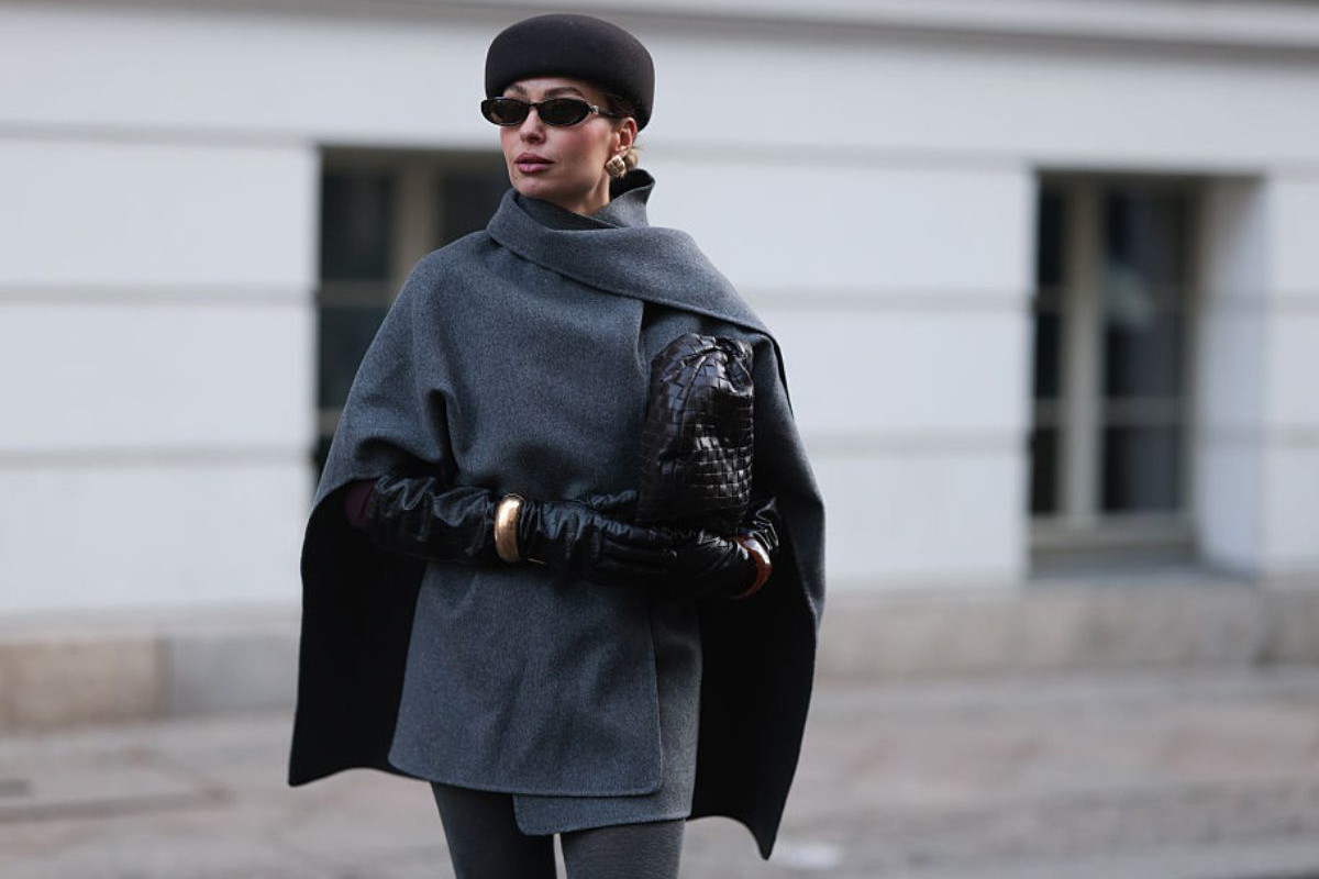 Pelerynowy płaszcz „warm granite melange” z odpinanym szalikiem to must-have na wiosnę 2026