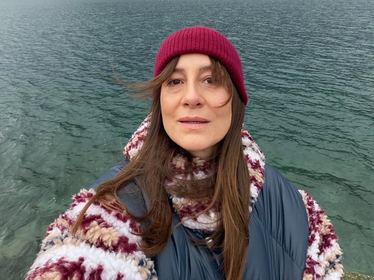 "Fleece jacket" Mai Ostaszewskiej to zimowy hit zamiast puchówki lub płaszcza/Fot. Maja Ostaszewska Instagram