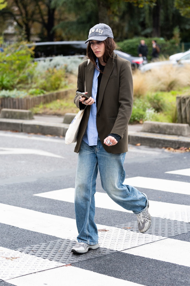 Street Style - Paris Fashion Week - Womenswear Spring/Summer 2025 - Day Four