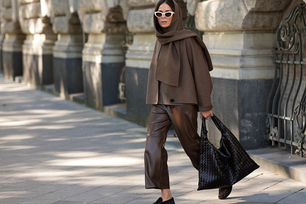Jestem stylistką mody i wybrałam top 4 modele bluz w kolorze „dark espresso”, które można nosić na okrągło