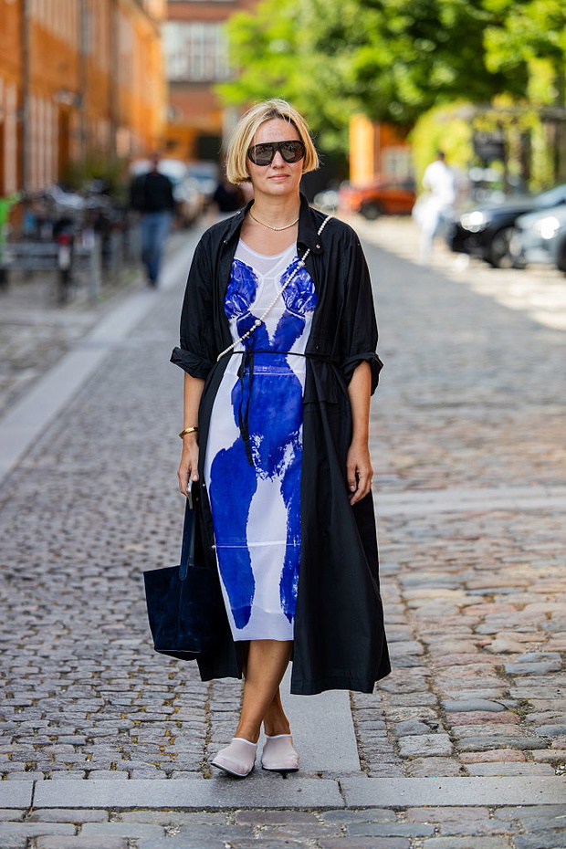 Sukienki w stylu lat 70. na wiosnę 2026 | Moda po 50.