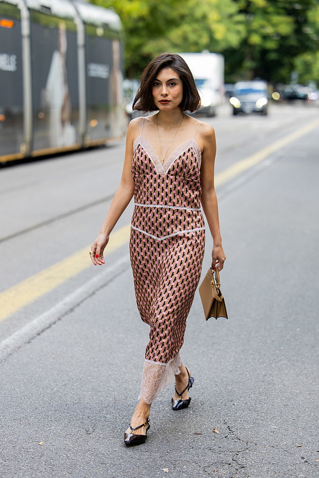 Slip dress 2026. Satynowa sukienka w nowej odsłonie