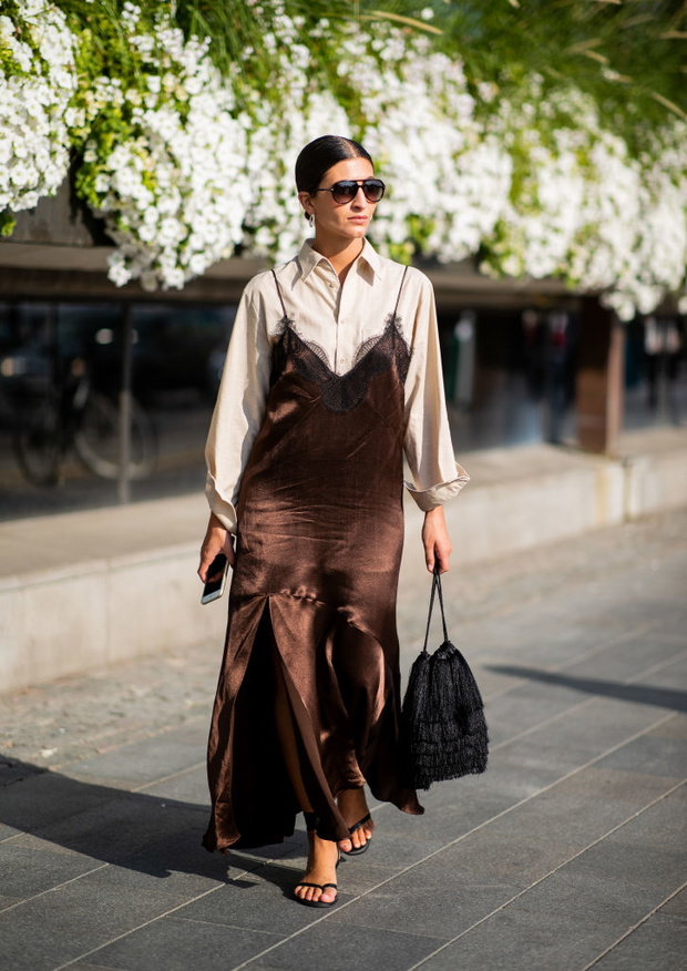 Slip dress 2026. Satynowa sukienka w nowej odsłonie