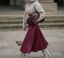 „A-line skirt” to najmodniejsza spódnica na wiosnę dla kobiet 40+