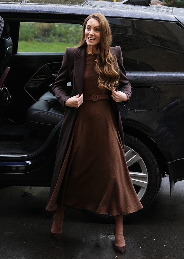 Brązowy total look księżnej Kate
