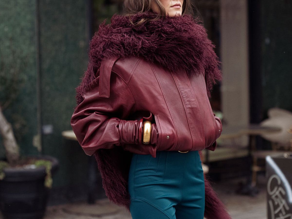 To najpiękniejszy kolor na wiosnę 2026. Fashionistki porzucają brązowe kurtki na rzecz „berry jackets”