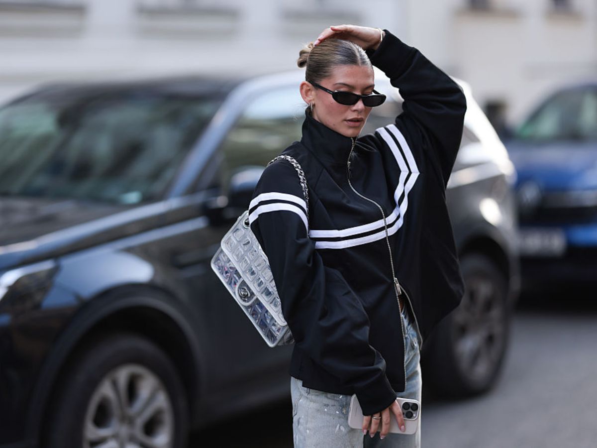 Już nie skórzana bomberka. It-girls przywracają trend na sportowe kurtki w stylu lat 90.