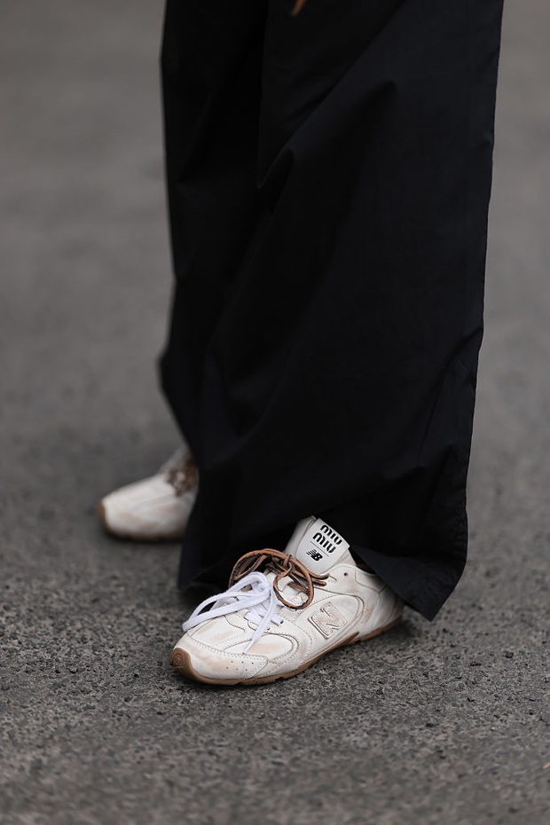 Już nie białe? Modne sneakersy na wiosnę