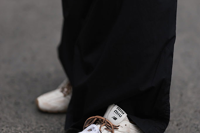 Już nie białe? Modne sneakersy na wiosnę