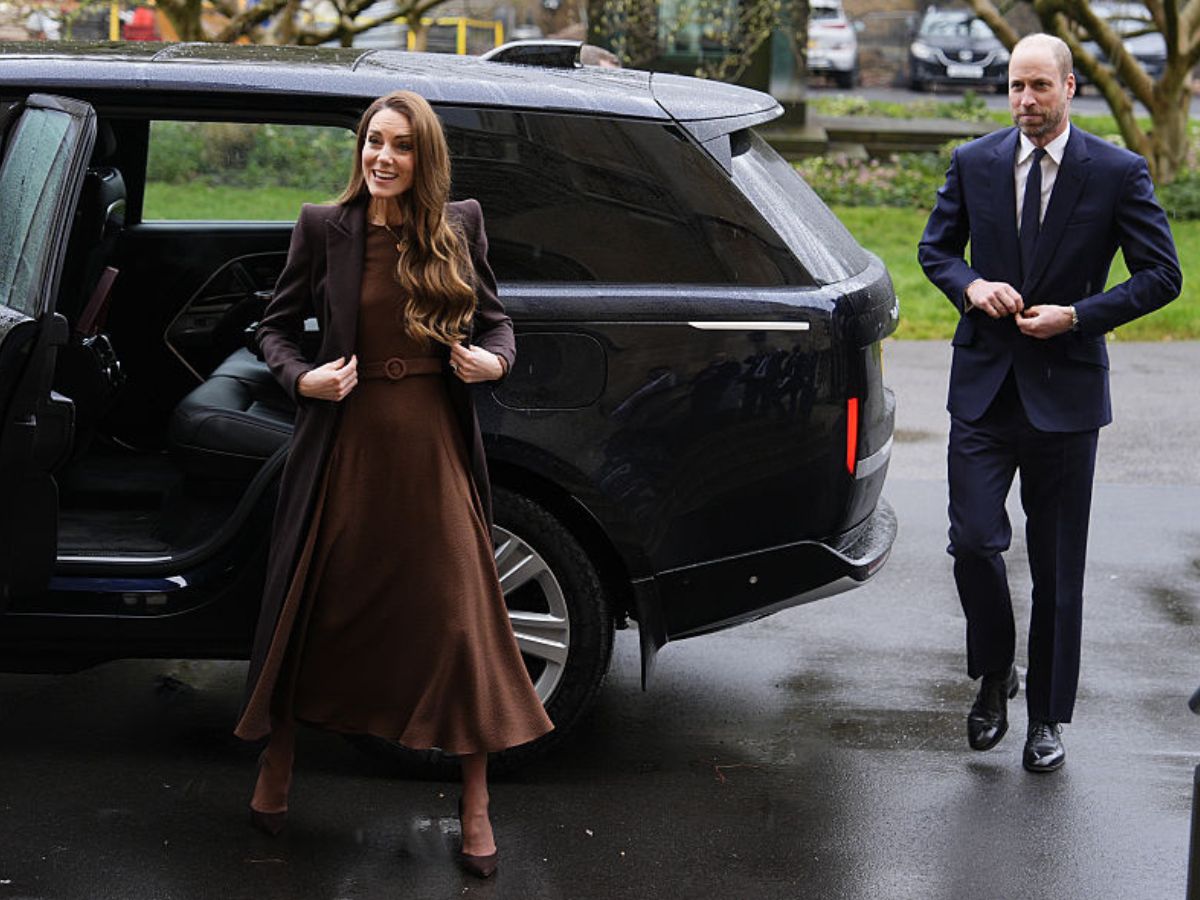 Księżna Kate zachwyciła modną stylizacją. Postawiła na czekoladową sukienkę i idealnie skrojony płaszcz