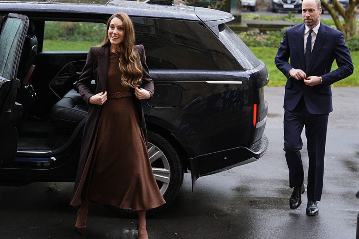 Księżna Kate zachwyciła modną stylizacją. Postawiła na czekoladową sukienkę i idealnie skrojony płaszcz