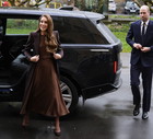 Księżna Kate zachwyciła modną stylizacją. Postawiła na czekoladową sukienkę i idealnie skrojony płaszcz