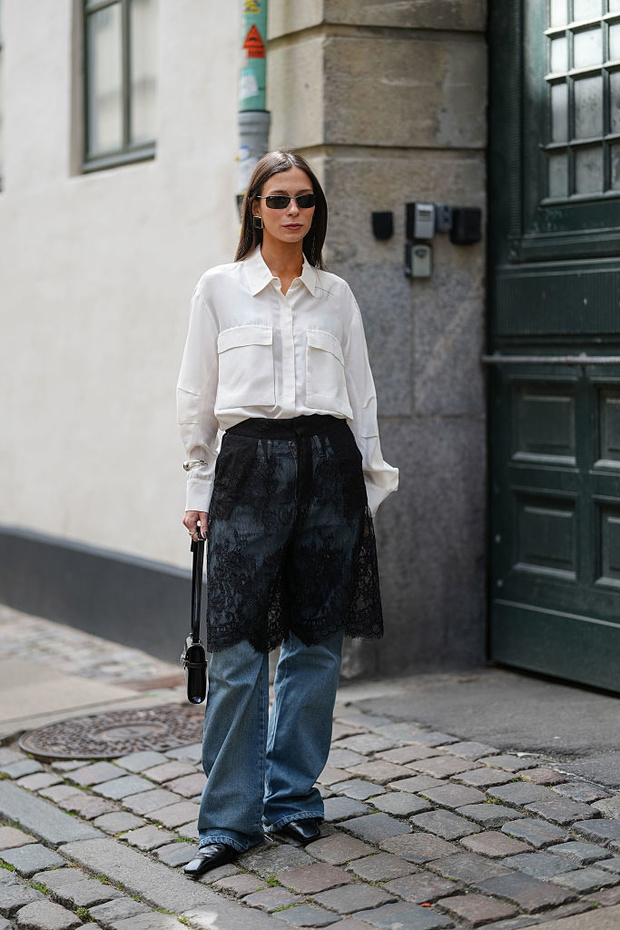 Lace over pants 2026. Jak nosić koronkę dziś?