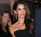 Amal Clooney oczarowała fanów w Mediolanie podczas otwarcia Omega House