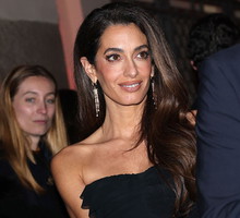 Amal Clooney oczarowała fanów w Mediolanie podczas otwarcia Omega House