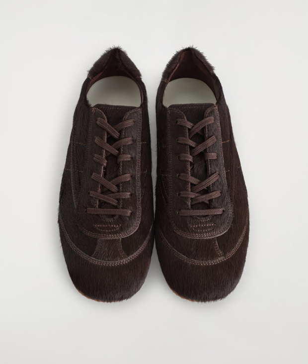 MINIMALISTYCZNE BUTY SPORTOWE ZE SKÓRY Z WŁOSIEM, COS