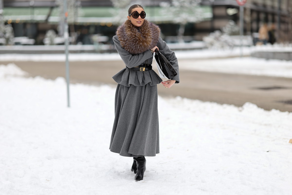 Nie tylko peplum blouse. Spódnica z baskinką wraca w 2026